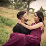 Couple pre-wedding photoshoot in an Okanagan field near Kelowna